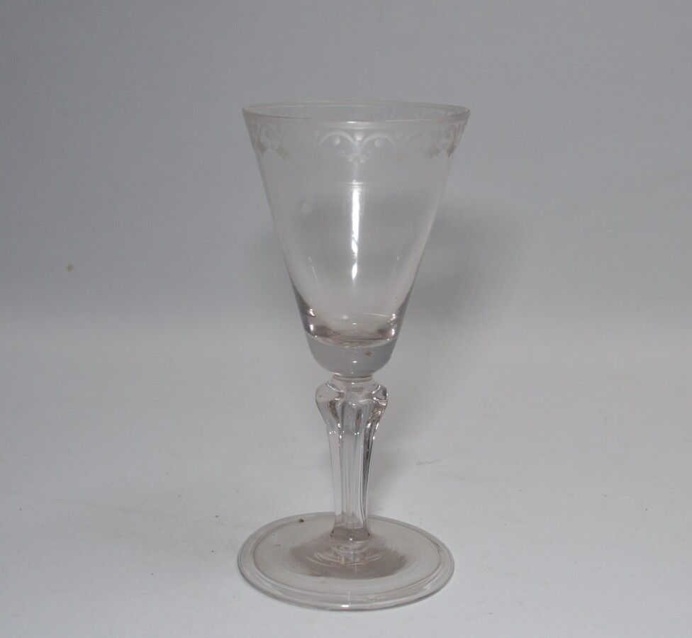 Null 玻璃，有吹制的半透明无色玻璃腿，部分刻有图案

18世纪

高：15.6厘米