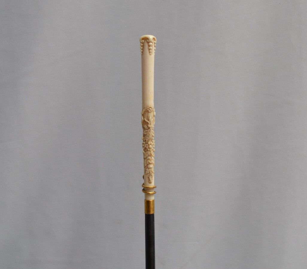 Null 发黑的木制手杖，象牙雕刻的花纹鞍座，金属框架显示一条盘旋的蛇

19世纪末-20世纪初

长：90厘米 毛重：92克

CITES n°FR21044&hellip;