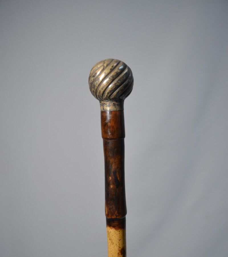 Null 竹制手杖，圆形镀银旋钮上装饰有扭曲的小圆点，署名 "Antoine Palais Royal"。

长：84厘米