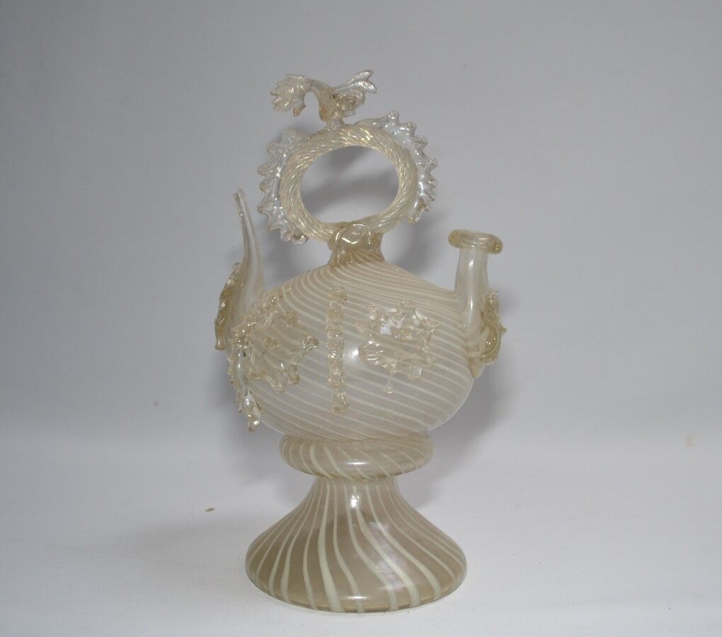 Null Colorless glass water jug

18th century

H.: 29.5 cm (slight accidents)