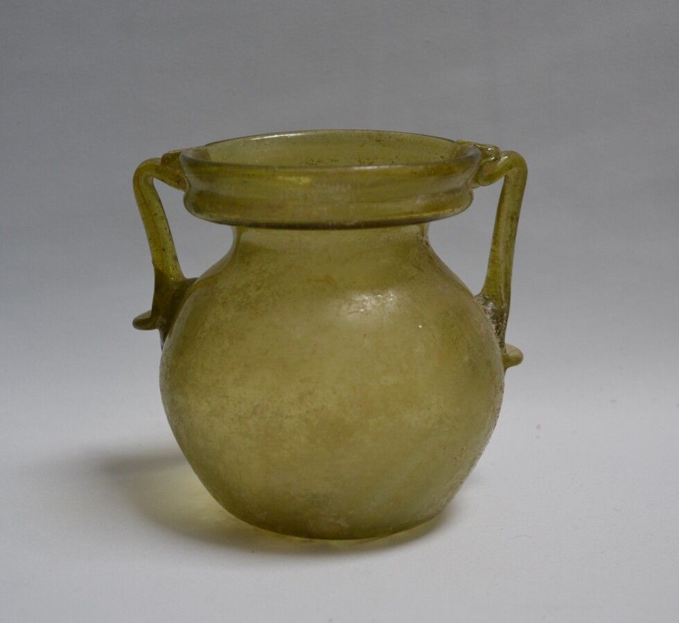 Null 带有两个烫金手柄的彩色玻璃花瓶

18世纪

高：10厘米（裂缝）。