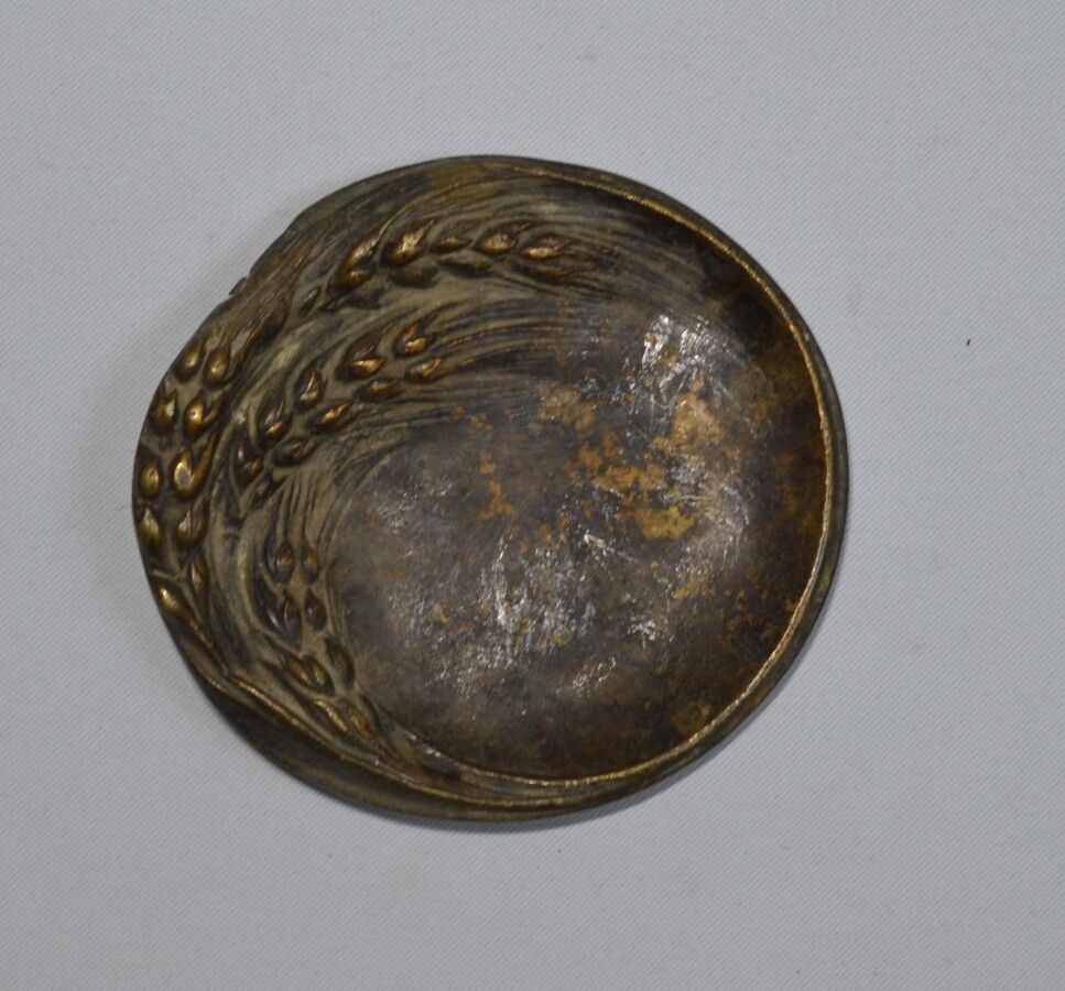 Null ASHTRAY aus Bronze mit Weizenähren verziert

10 x 10,5 cm