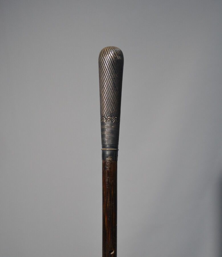Null Holzstock, der Knauf wahrscheinlich aus Silber

L.: 97 cm