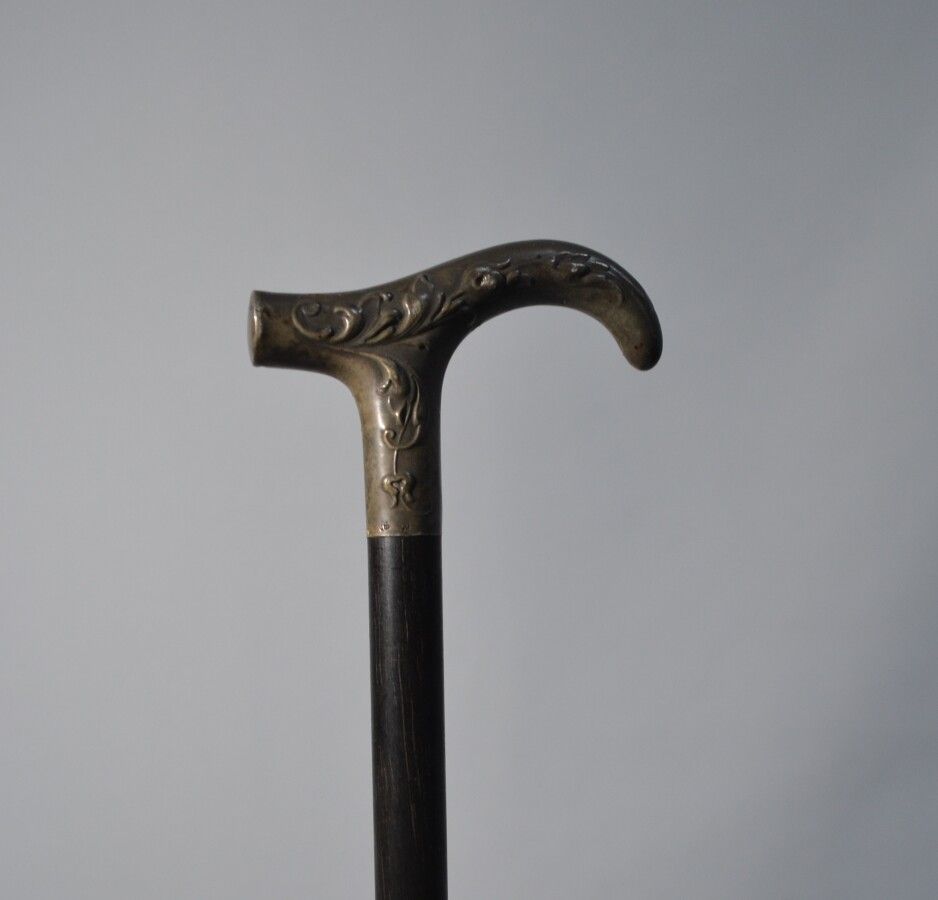 Null 木制手杖，银质鞍座（800/1000次），带花饰

长：91厘米