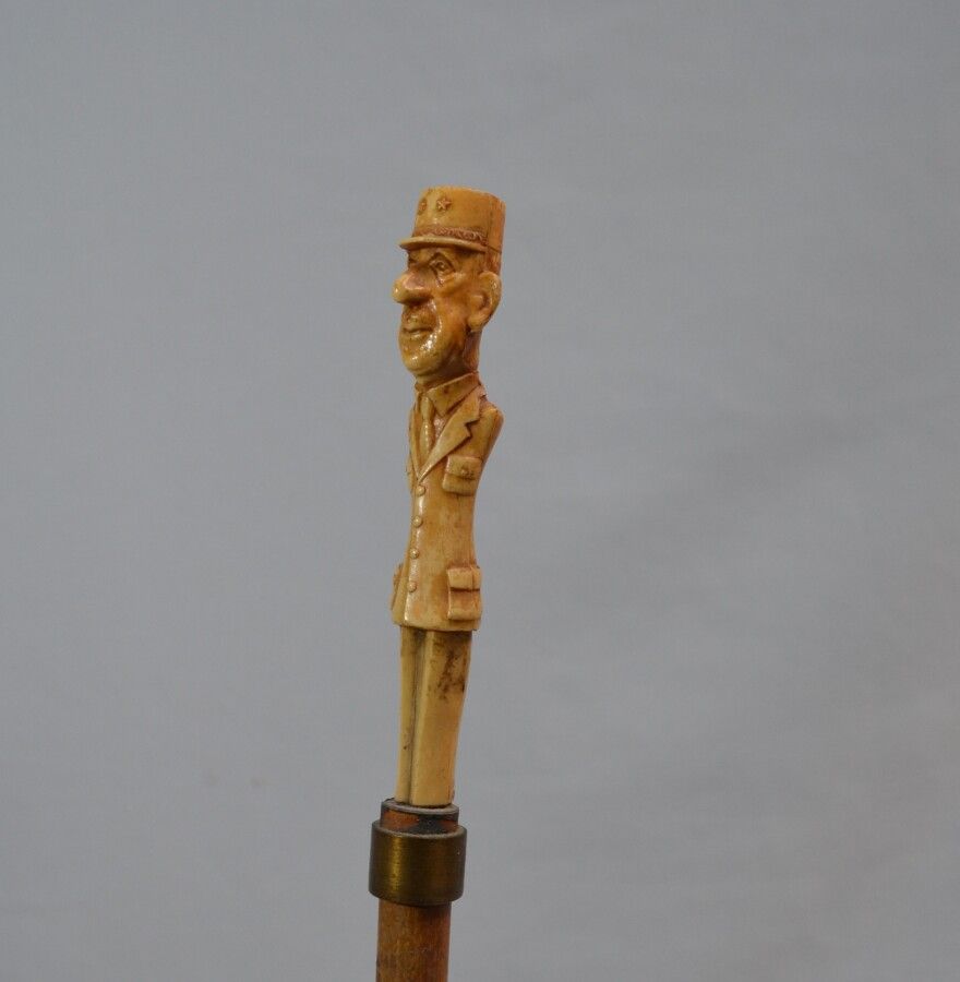 Null 带塑料柄的竹制手杖，显示戴高乐将军。

长：82.5厘米