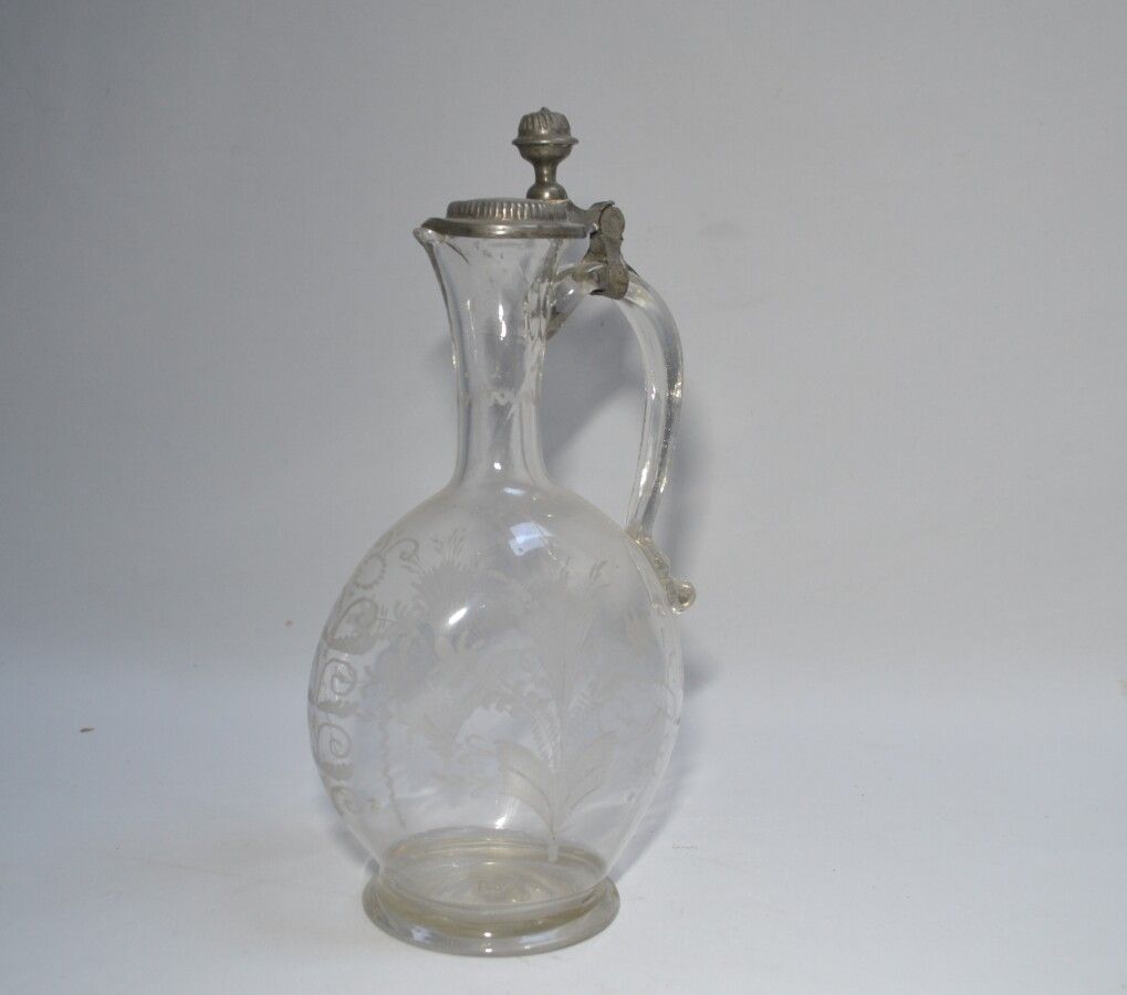 Null 雕刻的吹制半透明玻璃壶，热贴手柄，锡制框架

18世纪

高：29.5厘米