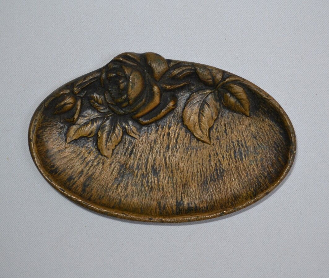 Null G.A.CHAPUS (20世纪初)

带玫瑰花装饰的青铜烟灰缸，签名

9.5 x 15 cm