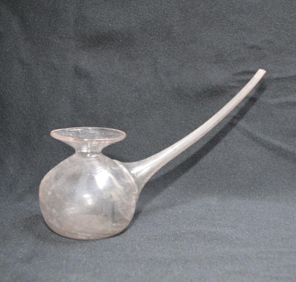 Null Translucent blown glass MILK TIRE

18th century

H.: 13 cm L.: 23 cm (accid&hellip;