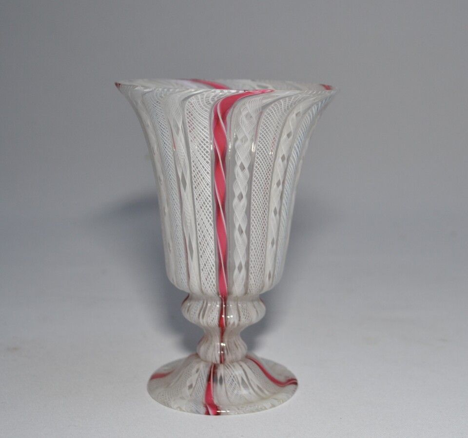 Null 吹制玻璃基座上的角形花瓶

19世纪

高度：12厘米
