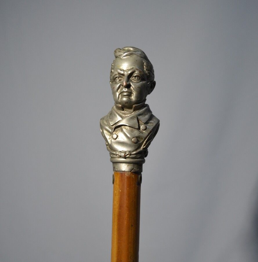 Null 带镀银把手的竹制手杖，显示出一个半身像

长：86.5厘米