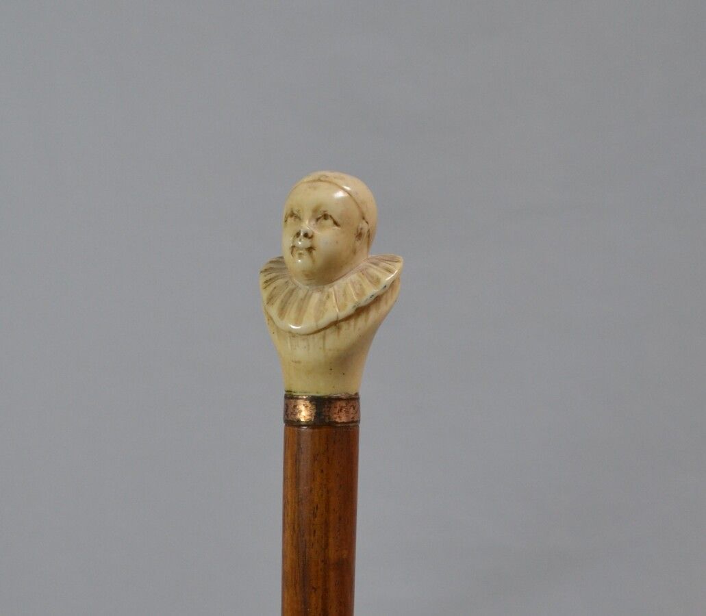 Null 带有象牙雕刻把手的木制手杖，展示了一个皮埃罗。

20世纪初

长：92厘米 毛重：222克

CITES n°FR2104400675-D