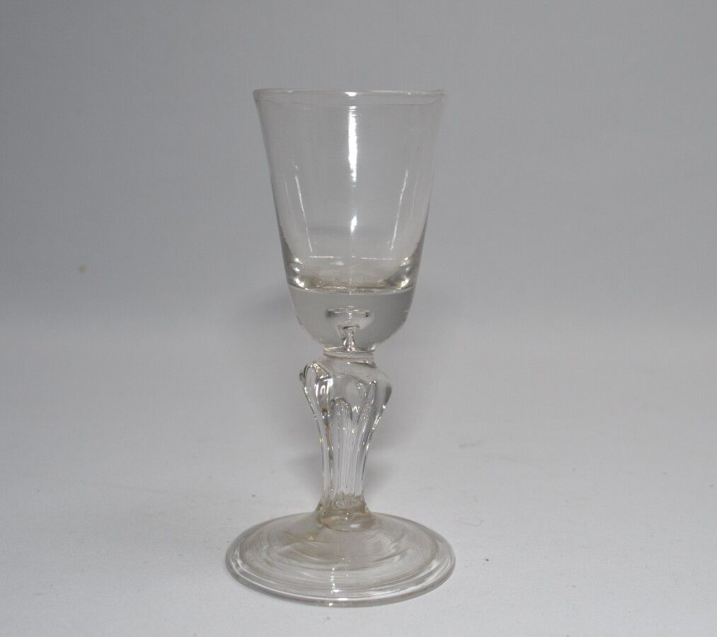 Null Pata de vidrio soplado incoloro y translúcido

Siglo XVIII

H.: 14 cm