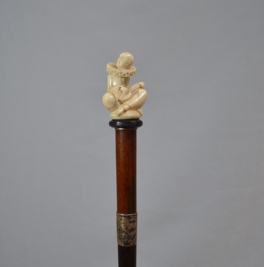 Null Wooden cane, the knob in carved ivory showing a seated Pierrot playing the &hellip;