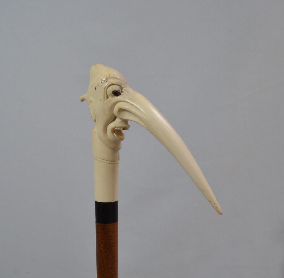 Null 木制手杖，带梅花形柄，显示出一个戏剧性的角色

长：91厘米