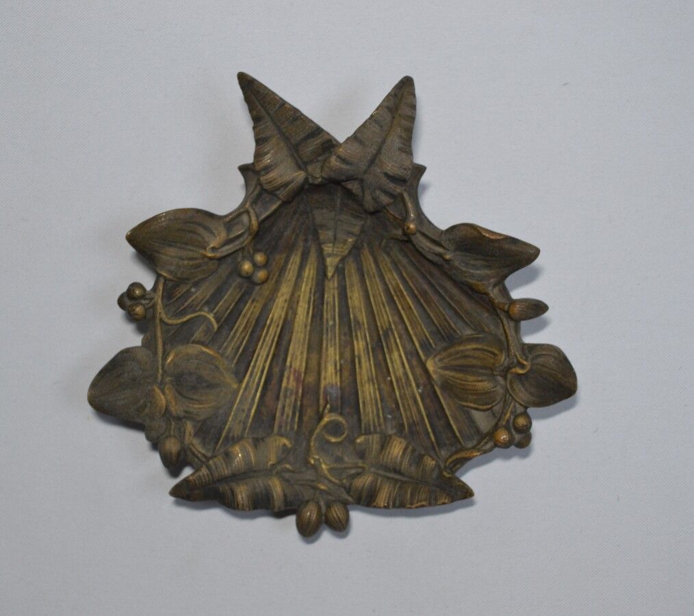 Null CENDRIER en bronze en forme de coquille à décor feuillagé

14 x 15 cm