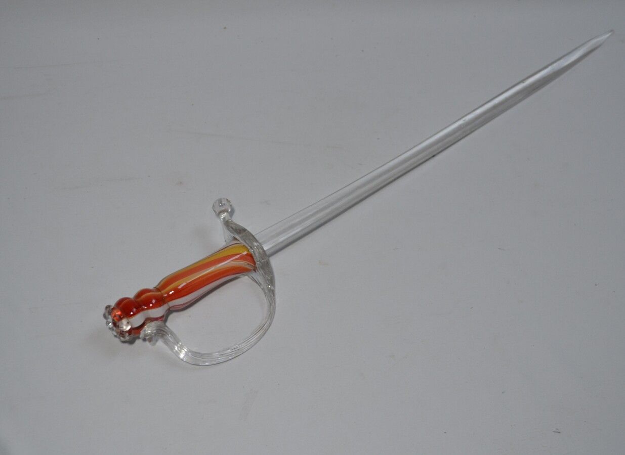 Null EPEE aus lichtdurchlässigem Glas, venezianischer Stil

L.: 81,5 cm (Unfall &hellip;