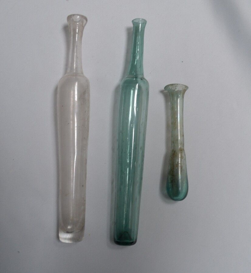 Null Three translucent glass BOTTLES

18th century

L.: 12.5 to 24.5 cm (chip on&hellip;