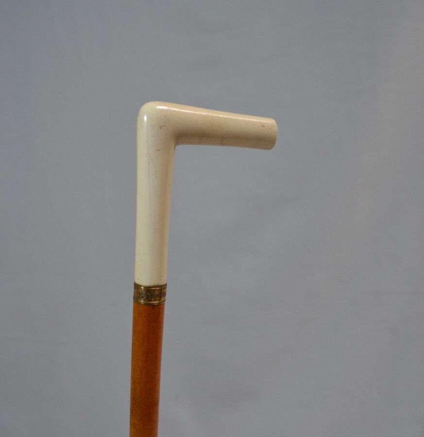 Null Wooden cane, the pommel in ivory

End of the XIXth century

L.: 84.5 cm Gro&hellip;