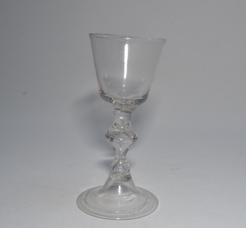 Null Pata de vidrio soplado incoloro y translúcido

Siglo XVIII

H.: 13,3 cm