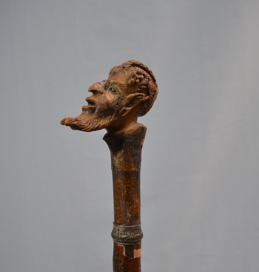 Null 木制手杖，柄部雕刻着一个有表情的老人，眼睛是玻璃的。

长：89.5厘米（小事故和修复）。