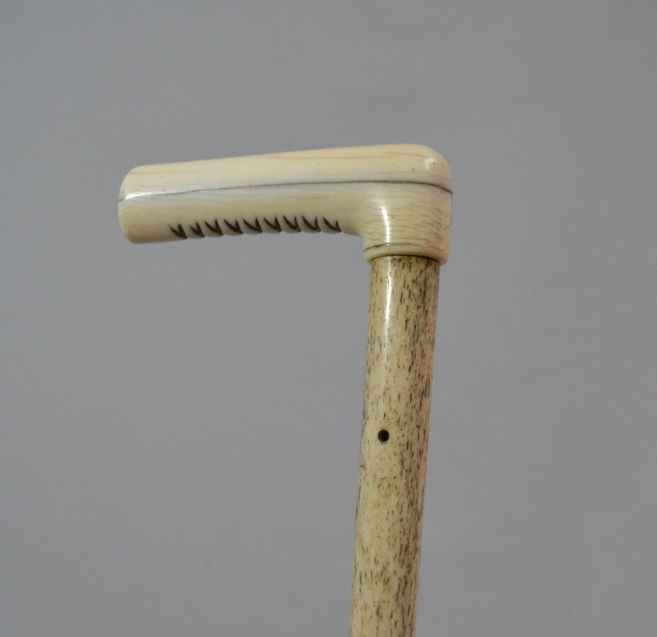 Null 霍纳角的骨制手杖，鞍座为象牙雕刻，下面是一个十字架

20世纪初

长：88厘米 毛重：386克(裂缝)

CITES n°FR2104400683-&hellip;