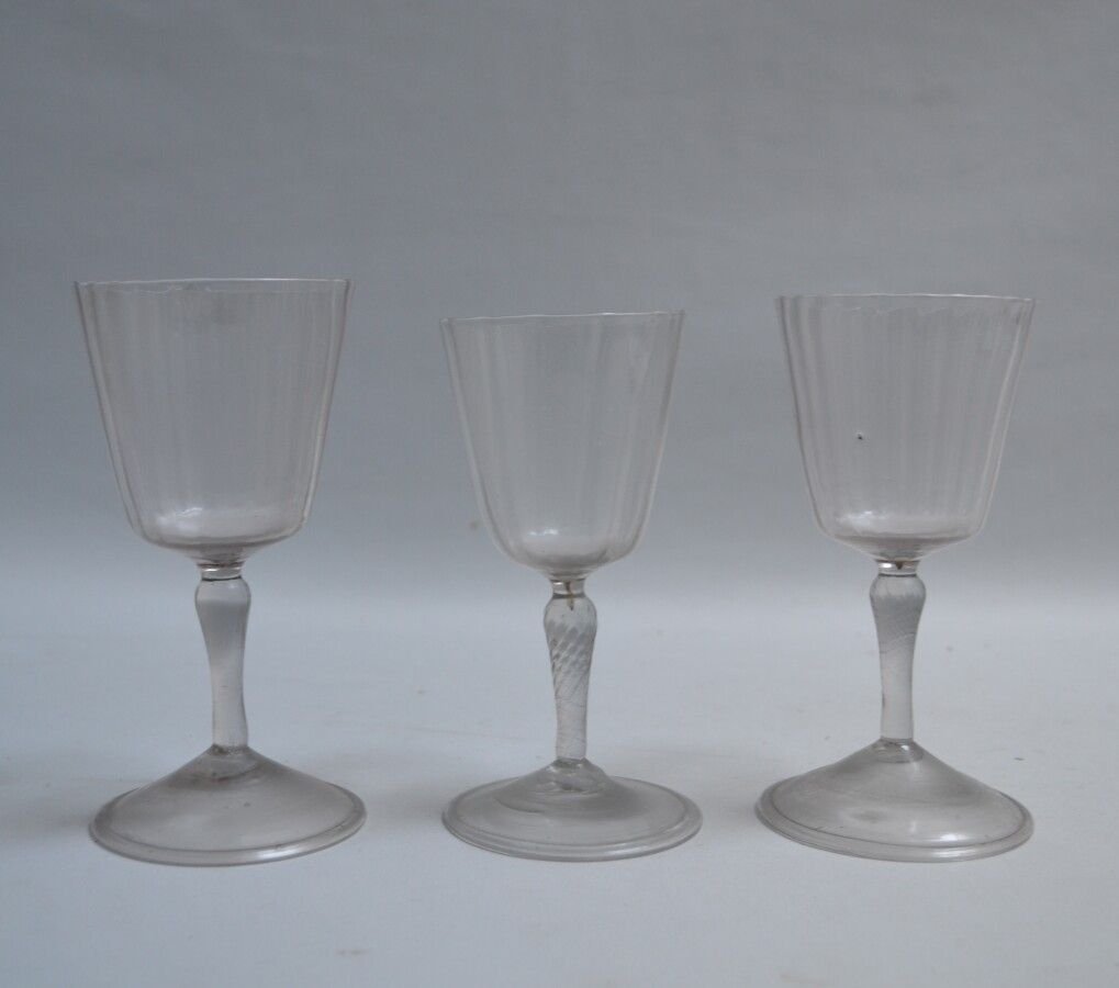 Null Tres vasos de pierna de vidrio soplado incoloro y translúcido

Siglo XVIII
&hellip;