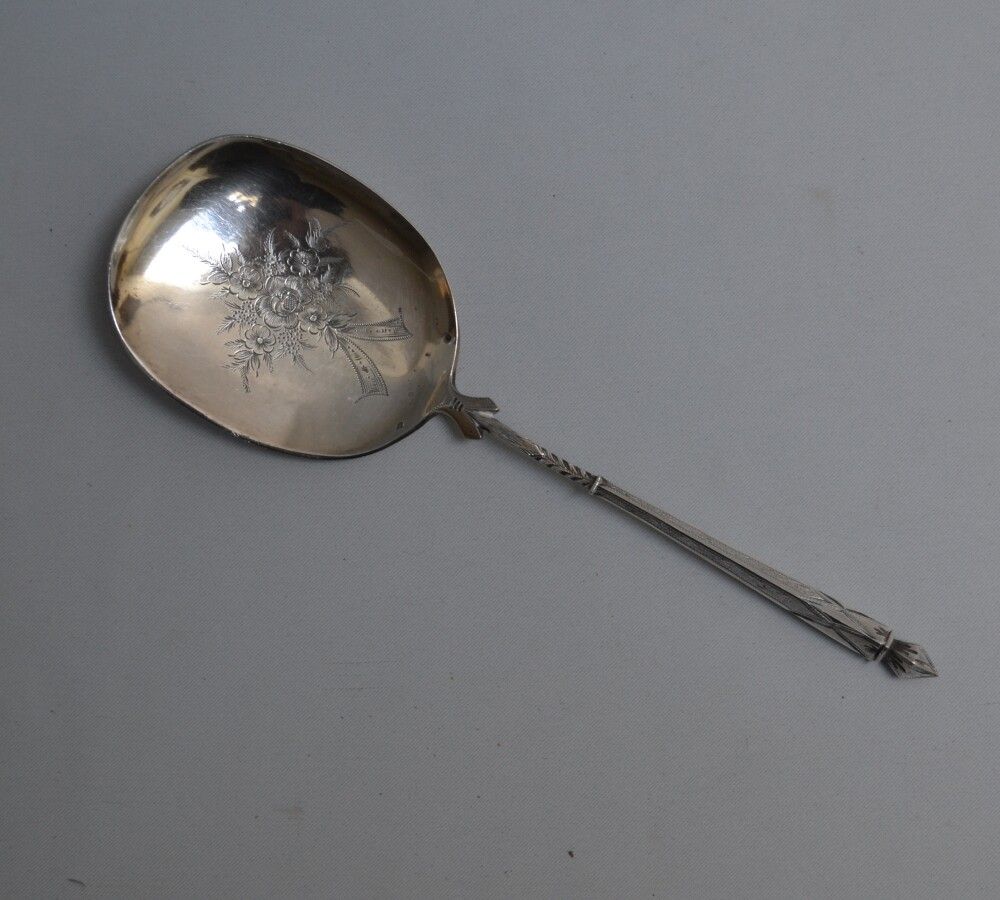 Null 银质雪糕勺，勺子上刻有一束花，俄式手柄

密涅瓦

长：24.5厘米 重量：86克