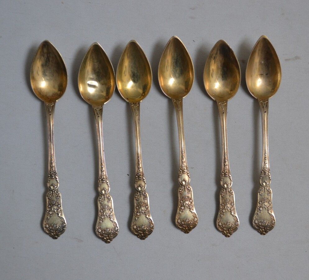 Null Set di sei cucchiai in vermeil (800/1000)

Minerva

L.: 14,5 cm Peso: 84 gr