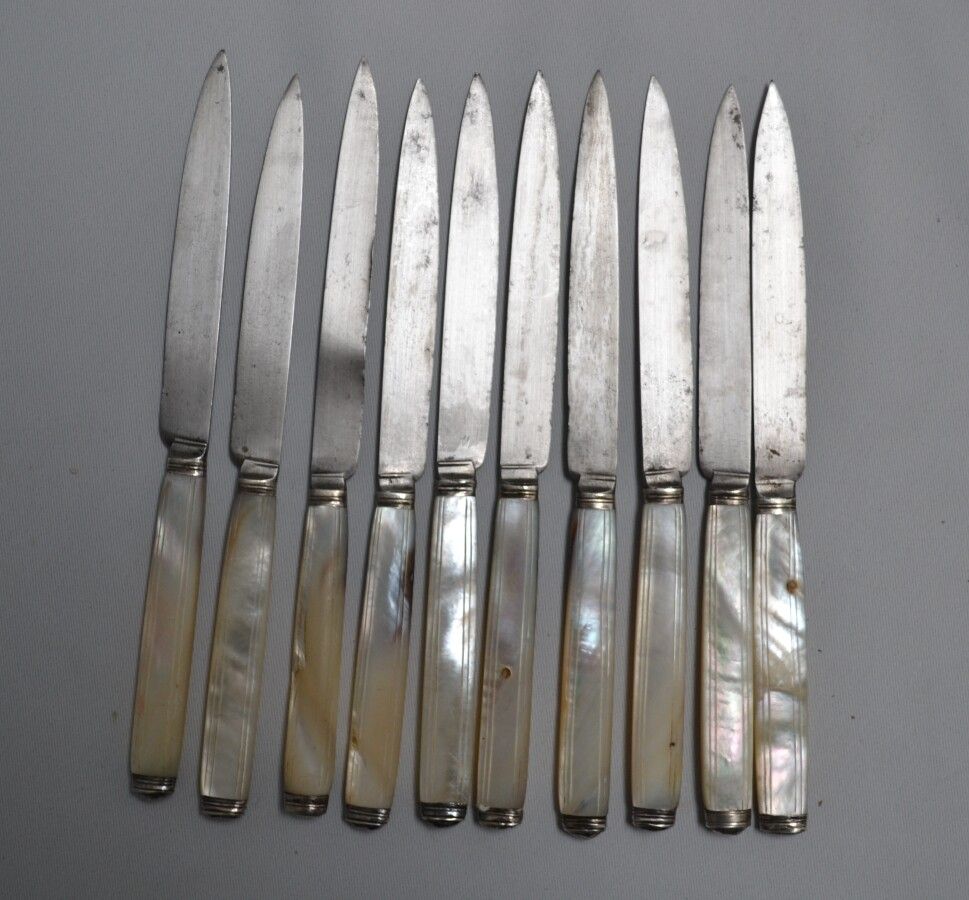 Null 由十把刀组成的套装，刀柄为珍珠母，刀刃为钢。

19世纪初

长：18.5厘米（小事故）。