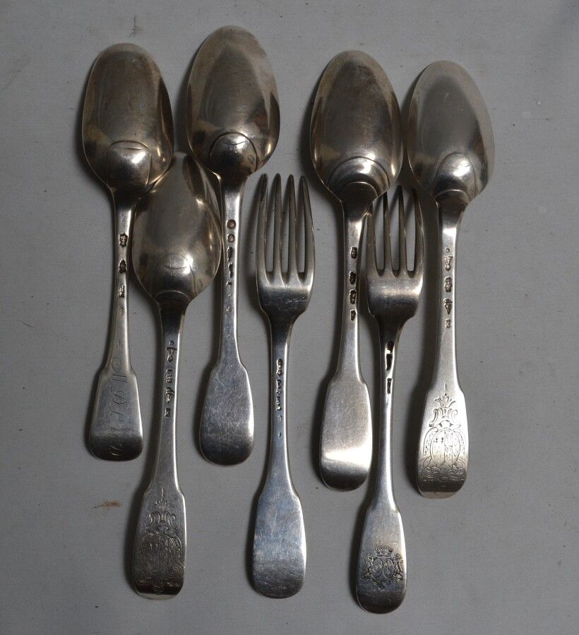 Null 五个银质的勺子和两个银质的福禄寿，单板模型，有些刻有图案

18世纪

重量：516克