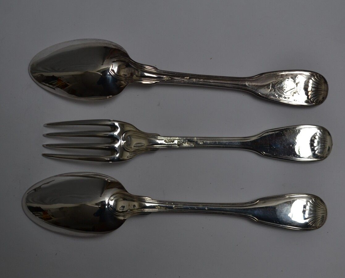 Null 一把叉子和两个银色的SPoons，锉刀壳模型

18世纪

重量：258克（重新打磨过）。