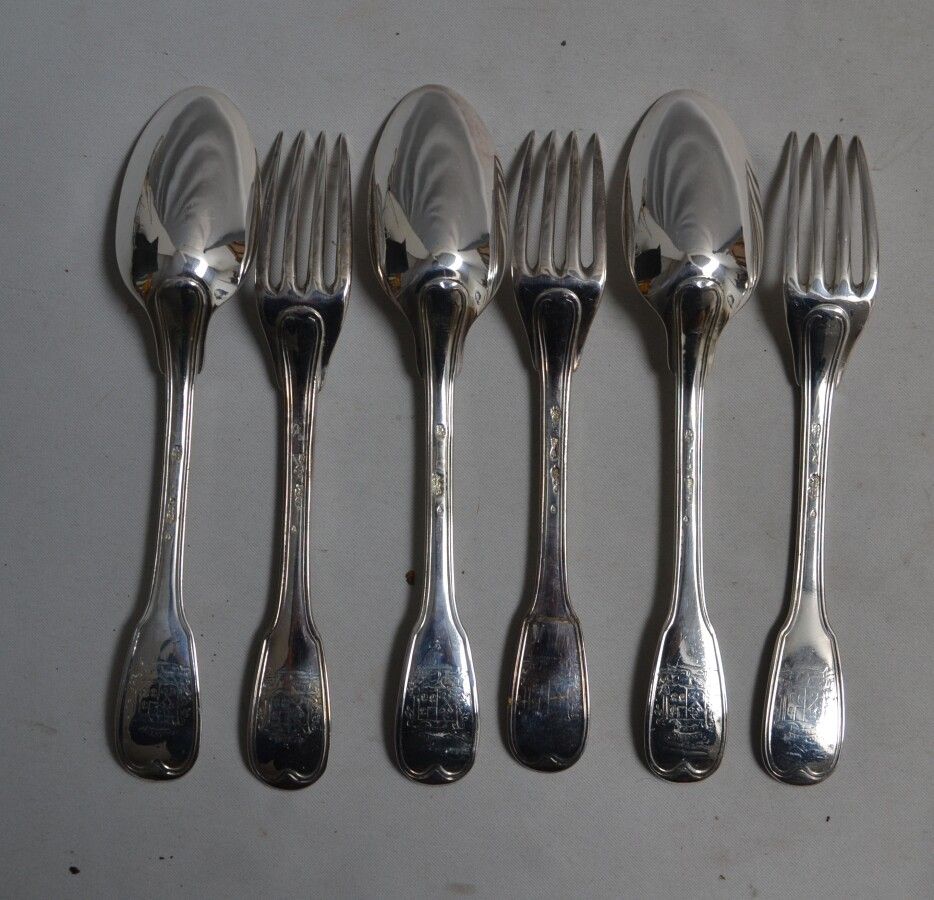 Null Tre forchette d'argento e tre cucchiai, modello filetti, incisi con stemmi
&hellip;