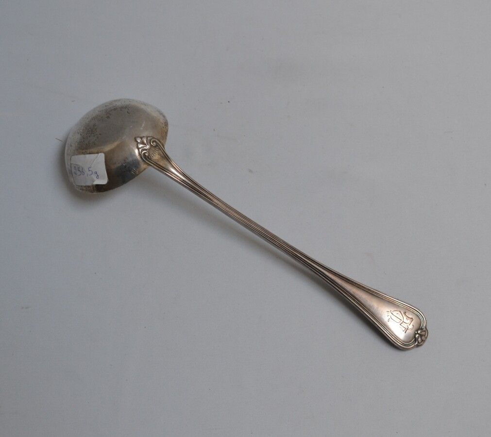 Null 银质LOUCHE，锉刀型，刻有

密涅瓦。金匠：弗朗索瓦-尼科德（约1875-1880）。

长：32.5厘米 重量：254克
