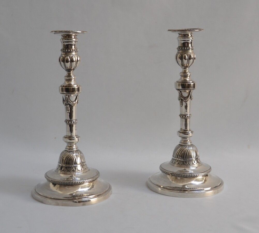 Null Pair of silver FLAMPS, the round base with a doucine decorated with a friez&hellip;