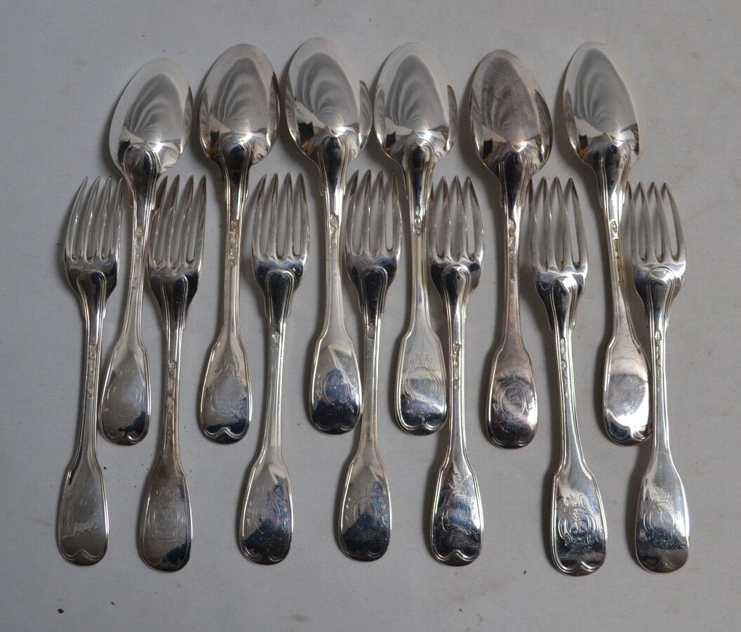 Null Sette forchette d'argento e sei cucchiai, modelli filettati, alcuni incisi &hellip;