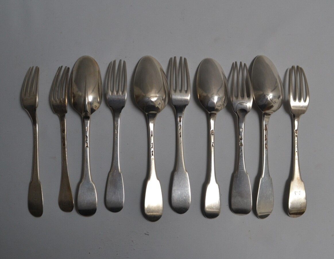 Null Six FORKS and four SPoons in silver, uniplat model

18th century

Weight: 6&hellip;