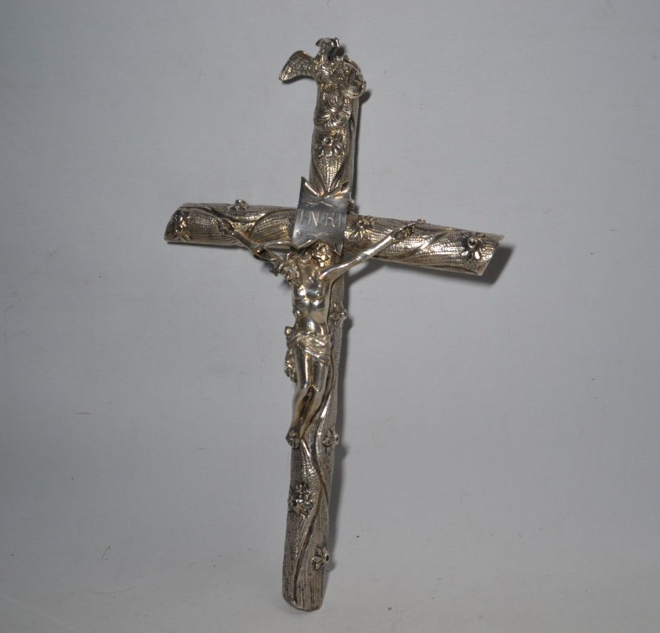 Null Rare CRUCIFIX en argent, le Christ présenté sur une croix en écot et surmon&hellip;