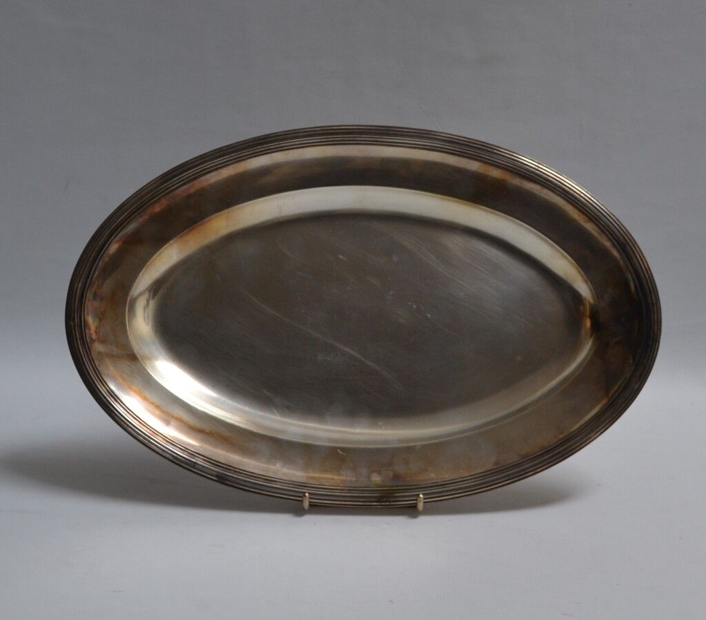 Null Piatto ovale in argento, il bordo con modanatura a filetti

Parigi, 1819-18&hellip;