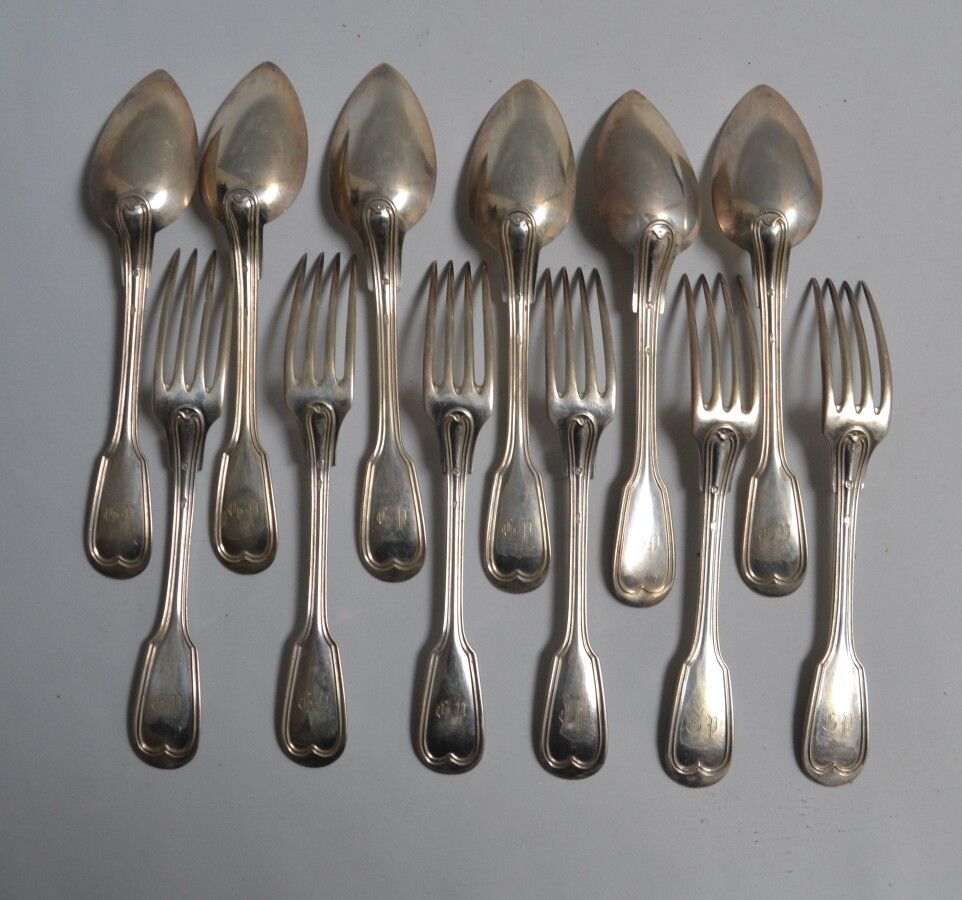 Null Sei forchette d'argento e sei cucchiai d'argento, modello a filetti, incisi&hellip;