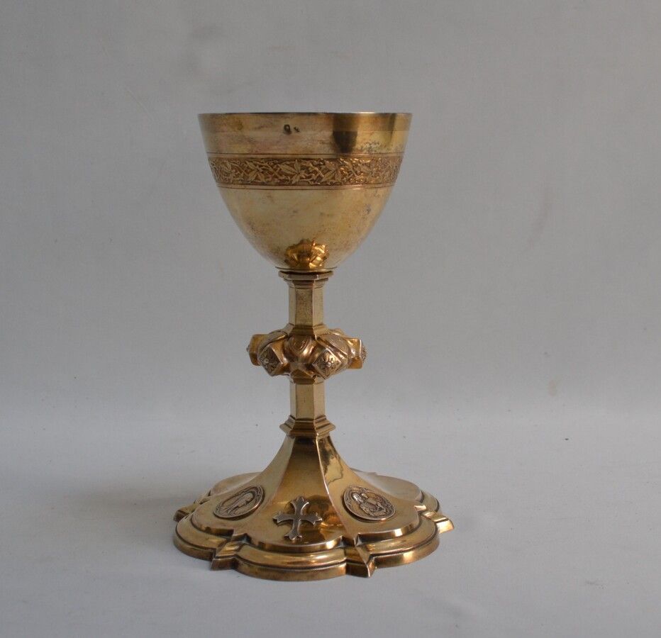 Null 新哥特式装饰的镀金圣杯，底座上有三个奖章和一个十字架，六边形的轴环，杯身装饰有叶子楣

密涅瓦

高度：20厘米 毛重：540克（底座有重量）。
