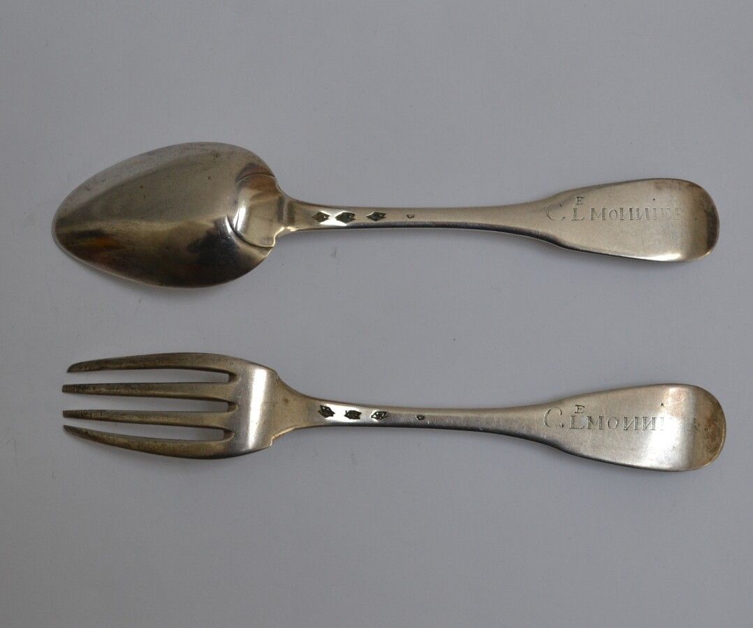 Null 银质餐具，单层模型，刻有图案

18世纪

重量：126克