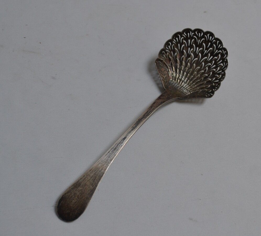 Null Silver SAUPOUDRER SPOON

Paris, 1819-1838

L.: 20.5 cm Weight: 58 gr