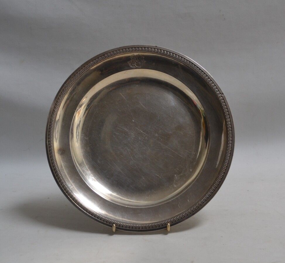 Null 一个圆形的银盘，边缘铸有披针形水叶的楣，刻有

巴黎，1819-1838年

直径：27.5厘米 重量：700克