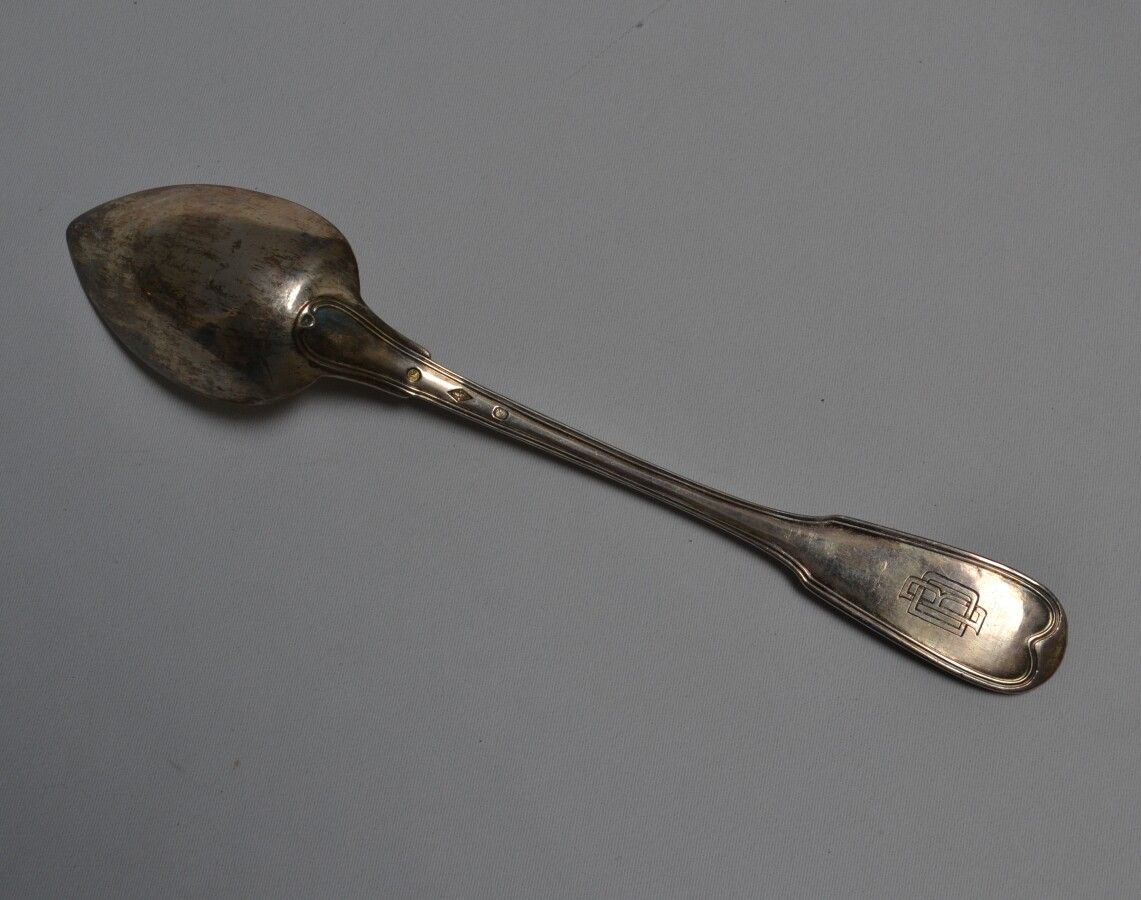 Null SPOON RAGOUT in argento, modello a filetti fogliati, inciso

Parigi, 1819-1&hellip;