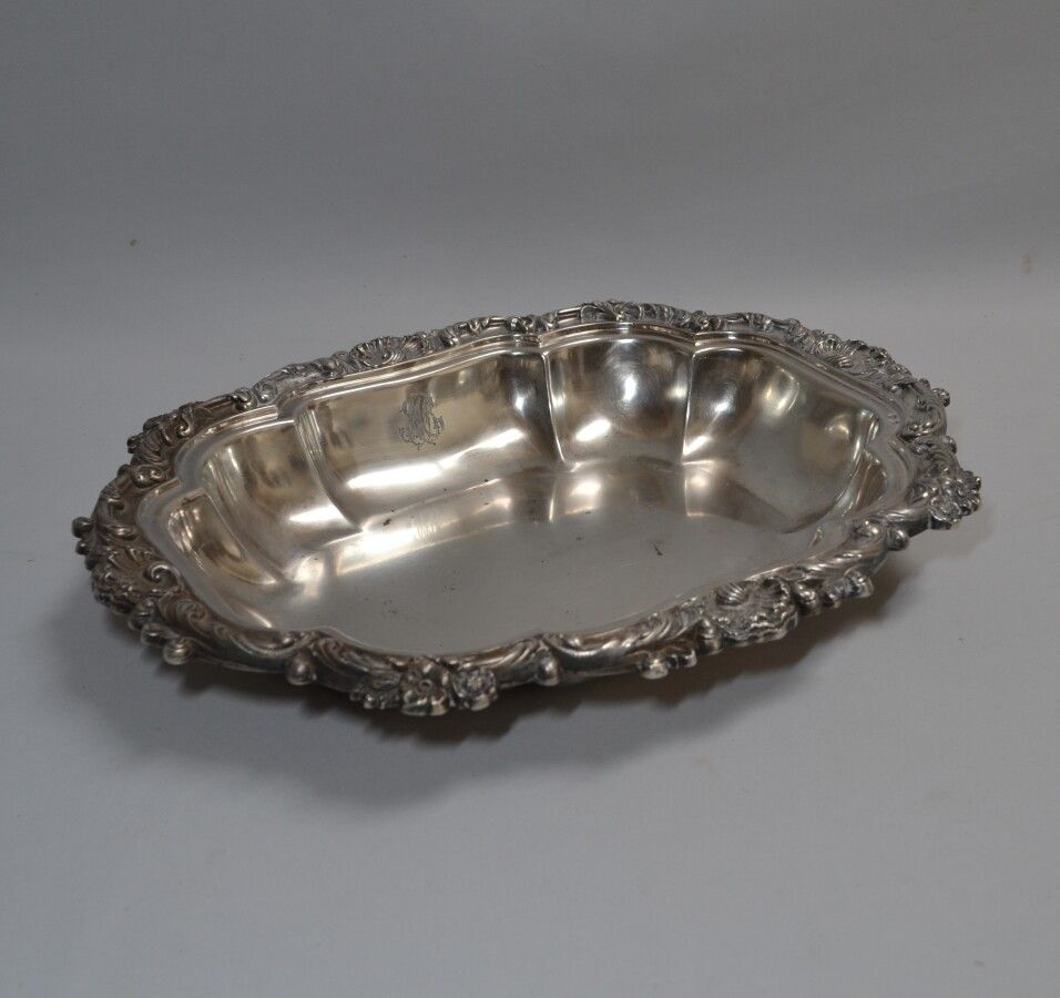 Null 一个银质空心碗，边缘有丰富的叶子、贝壳和花朵的装饰，刻有

巴黎，1819-1838。戈德史密斯：巴黎的ODIOT

高：5.5厘米 长：34厘米 宽&hellip;