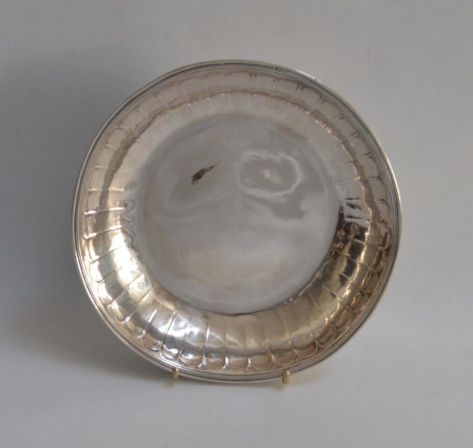 Null 圆形银质JATTE，底部装饰有小圆点，边缘铸有小圆点

里昂，1710-1711

银器大师：皮埃尔三世-巴尔贝雷，1681年获得。

高：4.2厘米&hellip;
