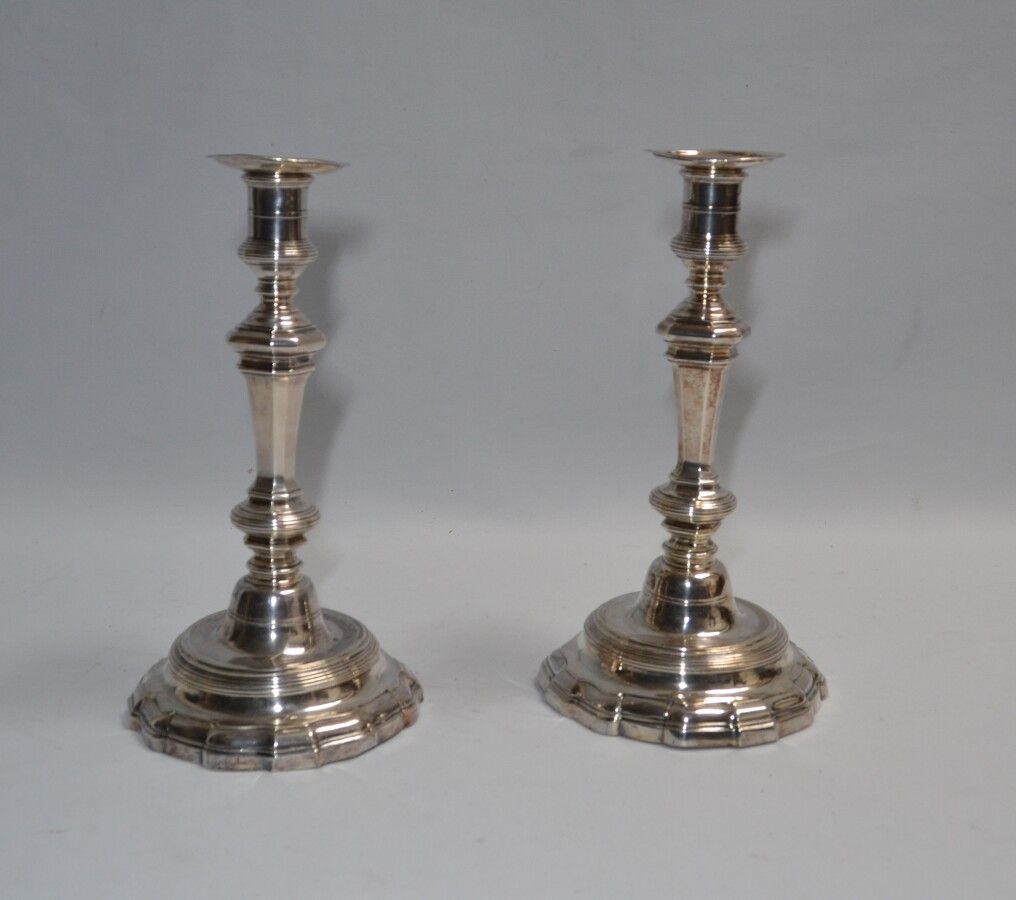 Null Pair of silver FLAMPS, the base with doucine surmounted by a ringed shaft w&hellip;