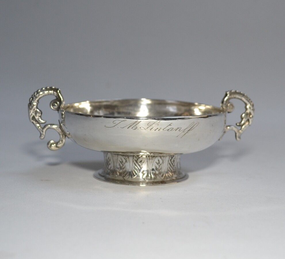 Null 一件普通的银质婚礼杯，站在一个带有披针形掌纹的脚上，手柄应用于海豚模型，刻有

莫莱克斯，1726-1733

金匠大师：Claude CORNEN &hellip;