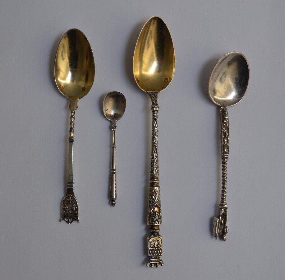 Null 四个银色SPoons（800至925/1000），不同的型号

密涅瓦

长：7至14.8厘米 重量：48克