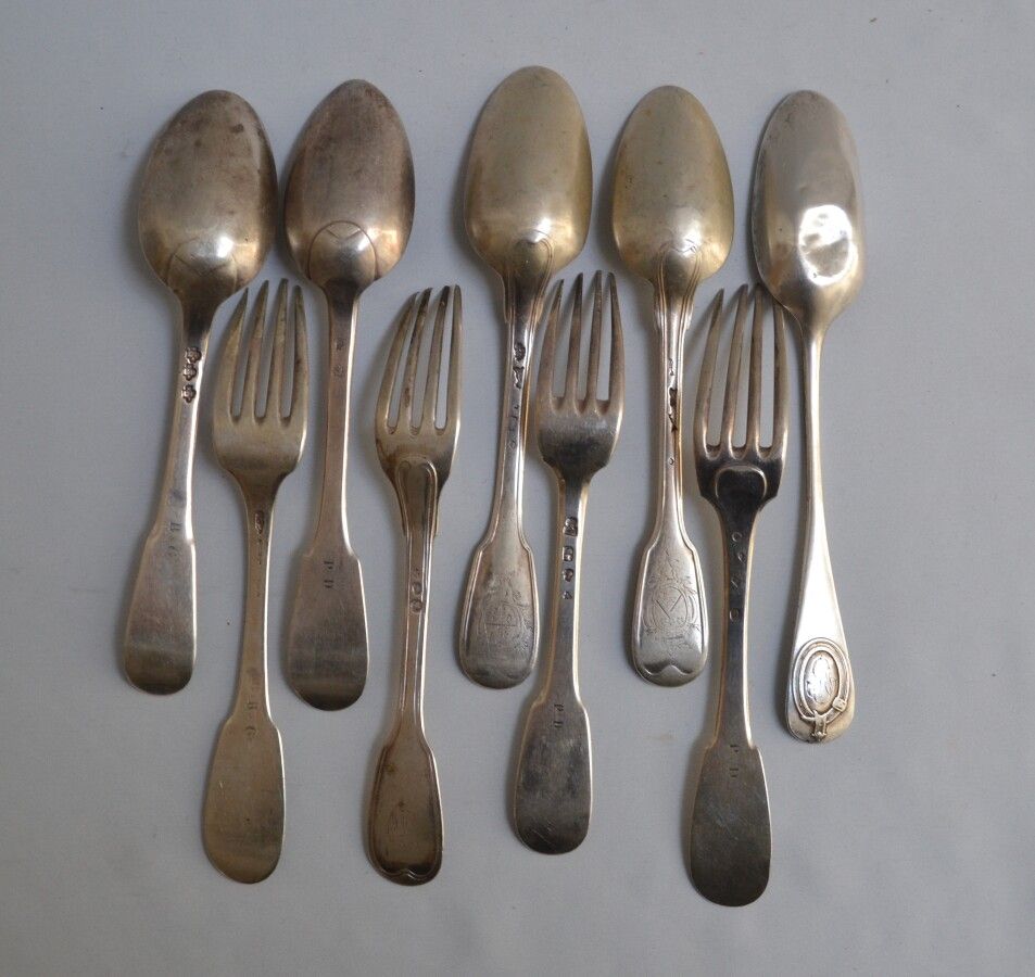Null Cinque SPoon d'argento e quattro FOURCHETTES d'argento, modelli diversi

XV&hellip;